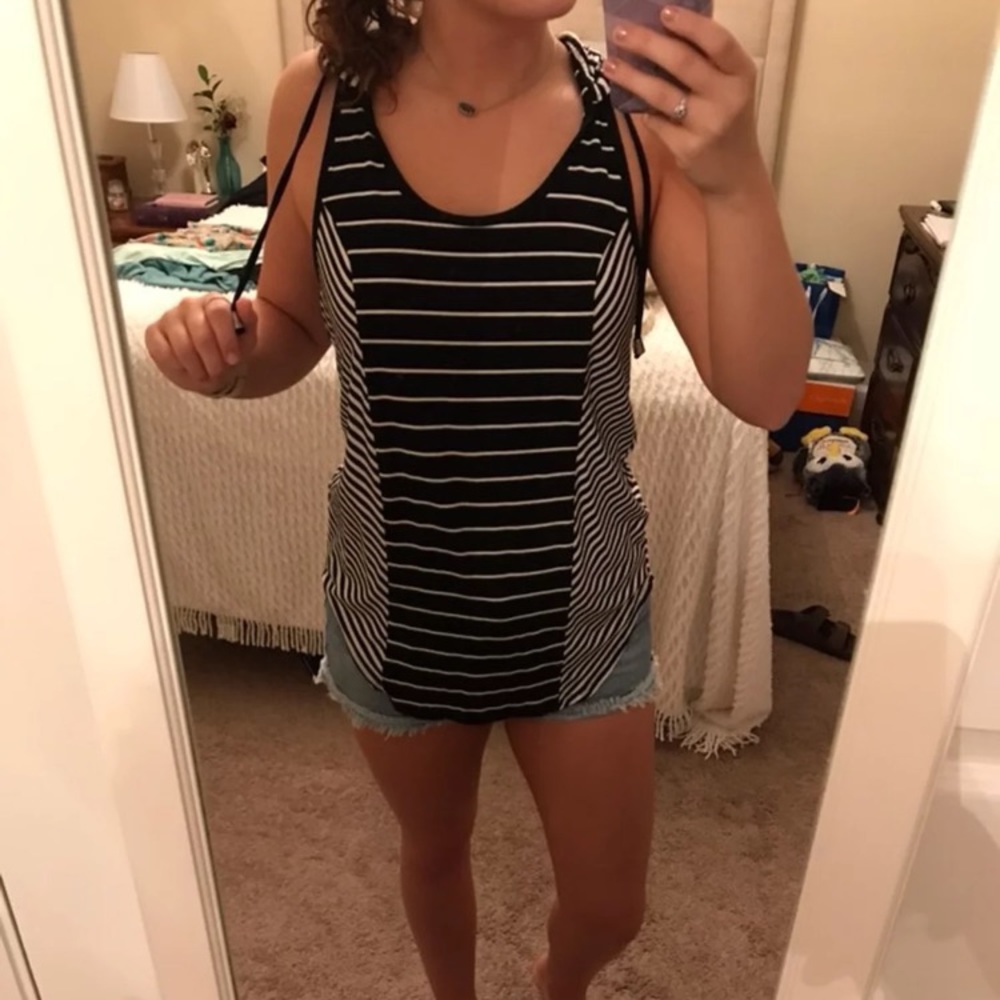 Workout top - Picture 3 of 3